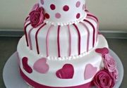 Svadbena torta bela sa rozim srcima i cvetovima