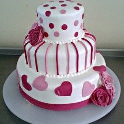 Svadbena torta bela sa rozim srcima i cvetovima