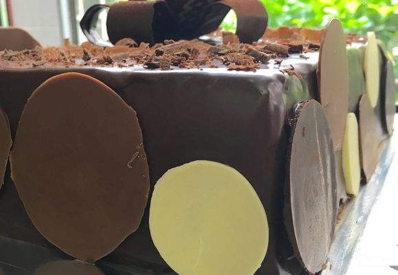 Svečane torte - čokoladna torta sa krugovima - Grismel - proizvodnja torti, kolača i peciva