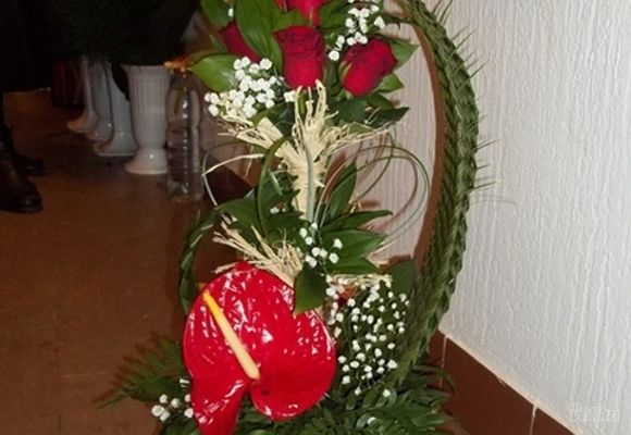 Buket ruža - crvene ruže sa dekoracijom - Gift šop i cvećara Neven