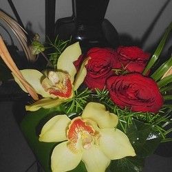 Buket ruža - crvene ruže sa dekoracijom - Cvećara cvetna Čarolija No1