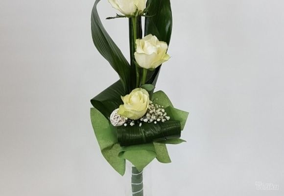 buket-ruza---3-bele-ruze-sa-pratecim-zelenilom---cvecara-flowers-silver-pack.jpg