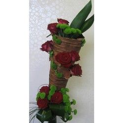 Ruže - buket sa crvenim ružama i zelenim hrizantemama - Cvećara Quince Flower