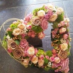 Ruže - cvetni aranžman romantično srce - Cvećara Quince Flower
