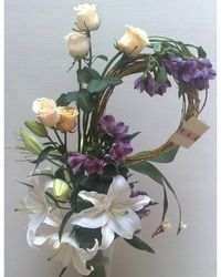 Ruže - cvetni aranžman beli orjental alstromerija i ruže - Cvećara Quince Flower