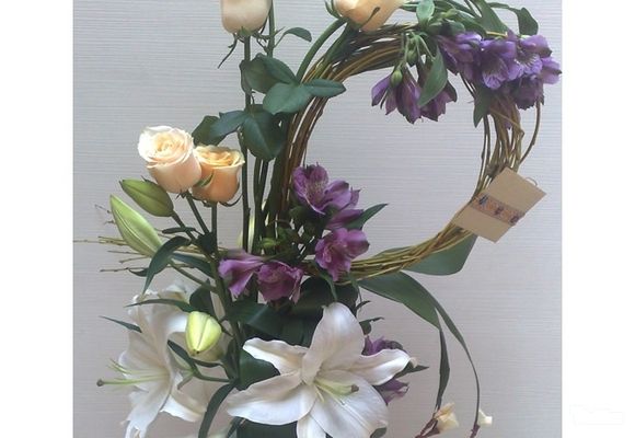 Ruže - cvetni aranžman beli orjental alstromerija i ruže - Cvećara Quince Flower