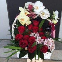 Ruže - cvetni aranžman sa pićem - Cvećara Quince Flower