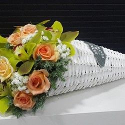 Cvetni aranžmani - ležeći aranžman u kornetu - Cvećara Flowers Silver Pack