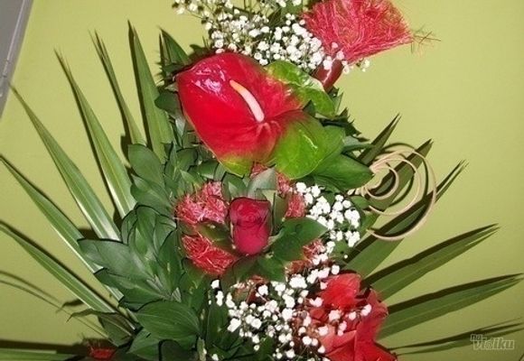 Cvetni aranžmani - aranžman sa crvenim ružama - Cvećara Peca