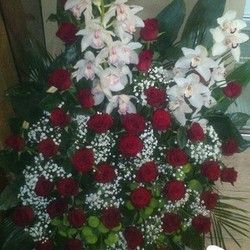 Cvetni aranžmani - aranžman sa crvenim ružama - Cvet Express