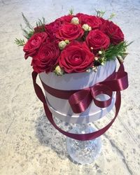 Ruže u kutiji - crvene ruže u beloj dekorativnoj kutiji - Cvećara Quince Flower