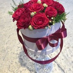 Ruže u kutiji - crvene ruže u beloj dekorativnoj kutiji - Cvećara Quince Flower