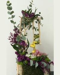 Dostava cveća - ljuljaška sa žabicom - Cvećara Quince Flower