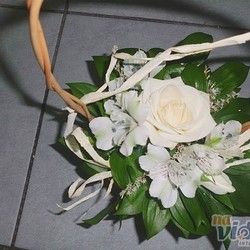 Dostava cveća - cvetni aranžman sa belom ružom - Cvećara Cvetna Čarolija No1