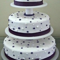 Svadbena torta sa belim i ljubičastim bobicama