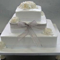 Svadbena torta bela sa belim ružama