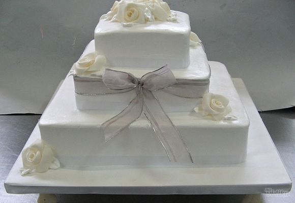 Svadbena torta bela sa belim ružama