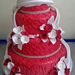 Svadbena torta crveno-bela sa cirkonima