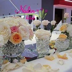 Dekoracija mladenačkog stola sa ružama u različitim vazama SM036