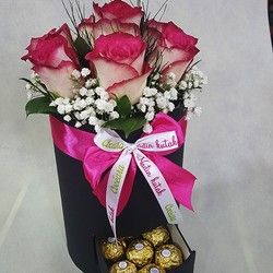 Ferrero čokoladice u skrivenoj fijoci u boxu sa cvećem