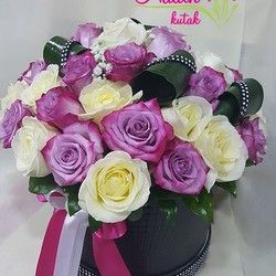 Ljubičaste i bele ruže u kutiji