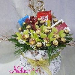 Orhideje, vino i slatkiši u kutiji