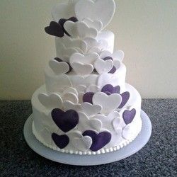 Svadbena torta sa ljubičastim i belim srcima