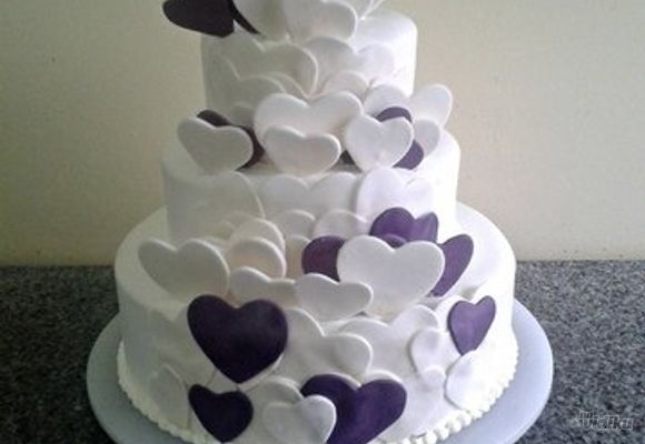 Svadbena torta sa ljubičastim i belim srcima