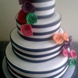Svadbena torta crno bela sa šarenim cvećem