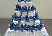 Svadbena torta bela sa plavim cvetovima