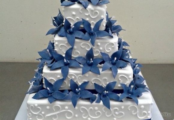 Svadbena torta bela sa plavim cvetovima