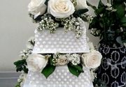 Svadbena torta sa belim ružama