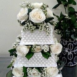 Svadbena torta sa belim ružama