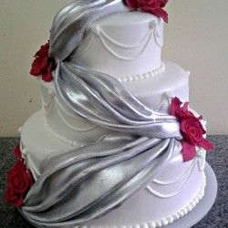 Svadbena torta sa crvenim ružama