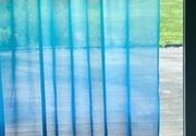 Prozirna plava zavesa