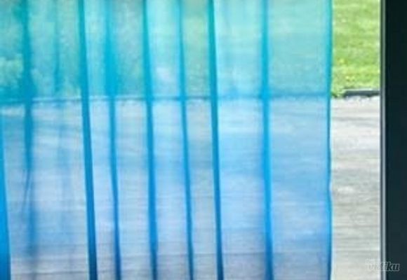 Prozirna plava zavesa
