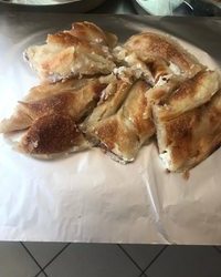 Pita sa sirom ispod saca