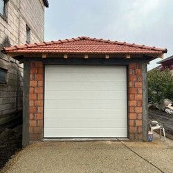 Bela segmentna vrata za garazu