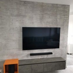 Molerska dekorativna tehnika na zidu sa TV-om