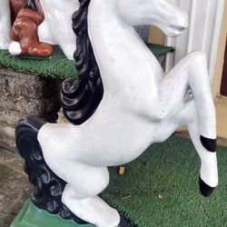 Betonska figura propet konj