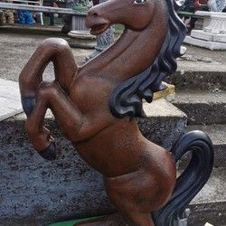 Konj figura od betona u boji