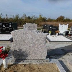 Spomenik od svetlog granita za porodicnu grobnicu