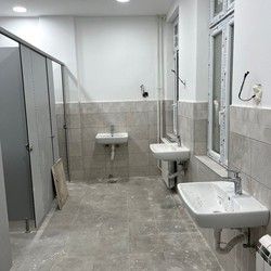 Ciscenje posle gradjevinskih radova u javnom toaletu