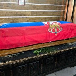 pogrebni-sanduci-sa-srpskom-zastavom-b0d634.jpg