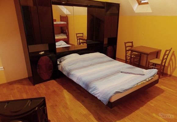 izdavanje-soba-sa-francuskim-lezajem-zemun-4fa8ff.jpg