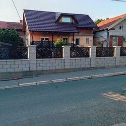 CNC ograde za dvoriste sa betonskim stubovima