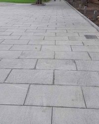 Poplocavanje dvorista i postavljanje ivicnjaka