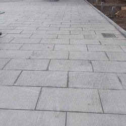 Poplocavanje dvorista i postavljanje ivicnjaka