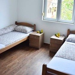 Staracki dom sa dvokrevetnim sobama Krnjaca