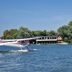 Do nas mozete i hidroavionom